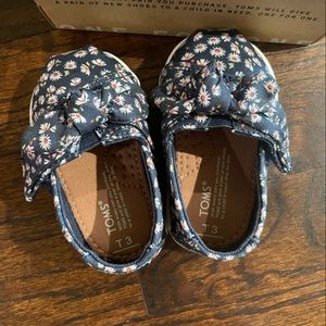 NIB Toms baby girl floral shoes navy new in box nwt size 3